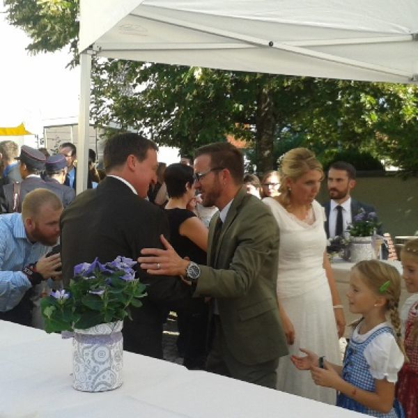 Zunftmeister Zimbo mit Familie gratulieren Steffi und Dave zur Hochzeit am 22. August 2015