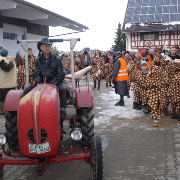Manne in Kellers Hof zu Beginn vom Narrenbaumsetzen in Bitzenhofen am 31. Januar 2015
