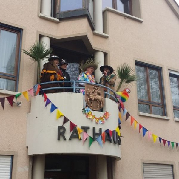 Die Teuringer Zunftmeister mit Bürgermeister Beck beim Schul- und Rathaussturm am 13. Februar 2015