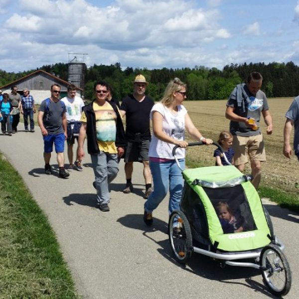 Wandergruppe Fröhlich am Ortsausgang von Rieter bei der Maiwanderung am 10. Mai 2015