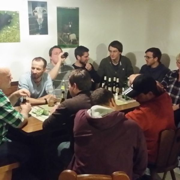 In geselliger Runde bei der Narrenbaumanlieferung