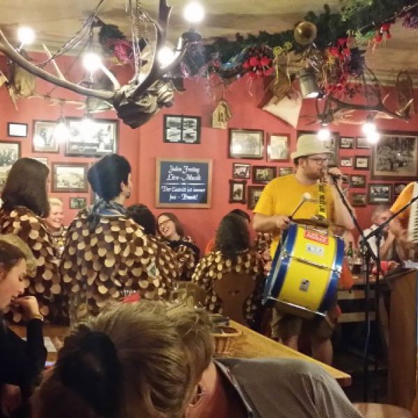 In der Brauereigaststätte mit der Band "Dunkle Woiza Gäng"